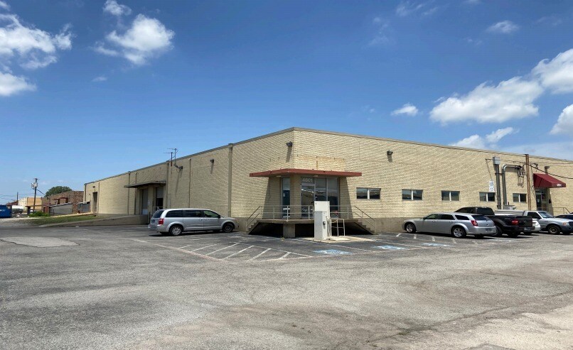 More Photos Of 2039-2041 Farrington St, Dallas Light Manufacturing For Lease