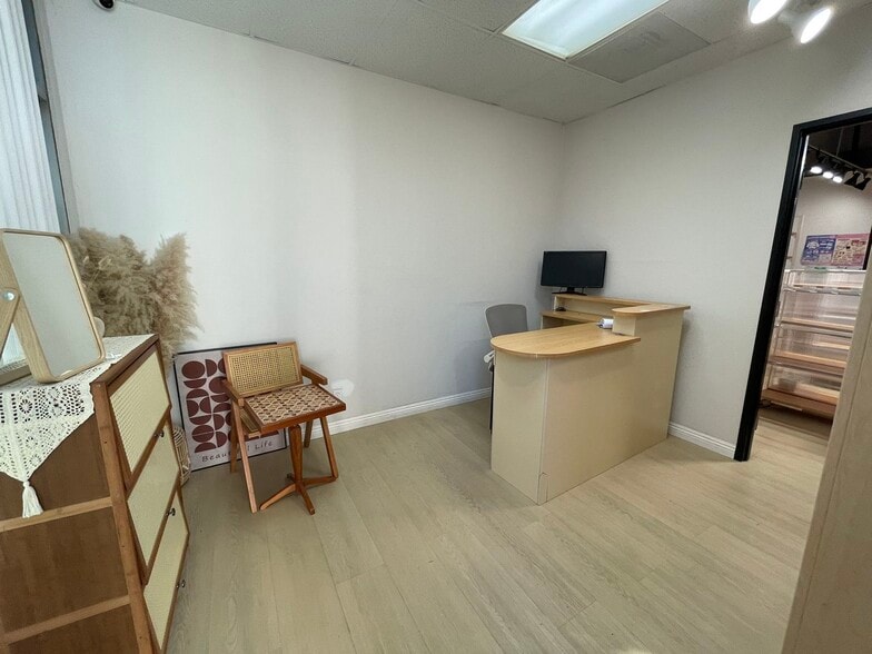 More Photos Of 208 Technology Dr, Irvine Light Distribution For Lease