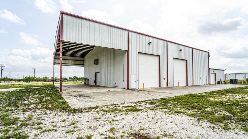 More Photos Of 5500 SW Moody St, Victoria Manufacturing For Sale