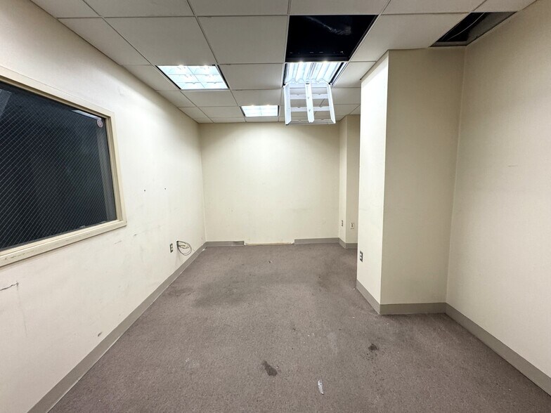 More Photos Of 4 Betty St, Everett Flex For Lease