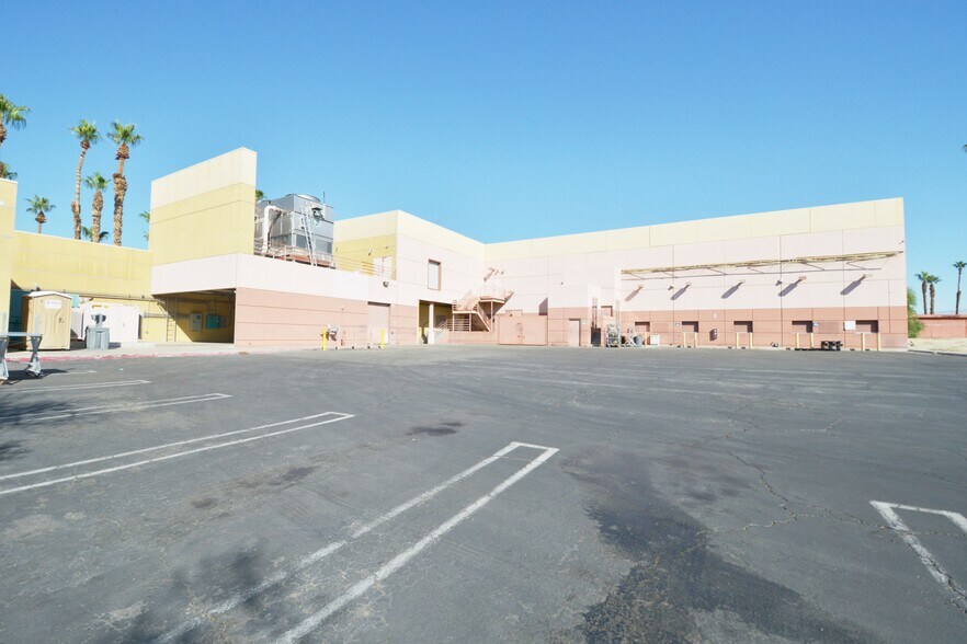 More Photos Of 750 N Gene Autry Trl, Palm Springs Showroom For Sale