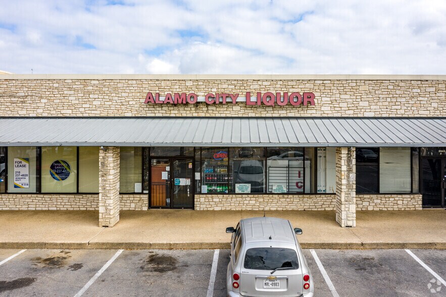 More Photos Of 2929-2951 Thousand Oaks Dr, San Antonio Storefront For Lease