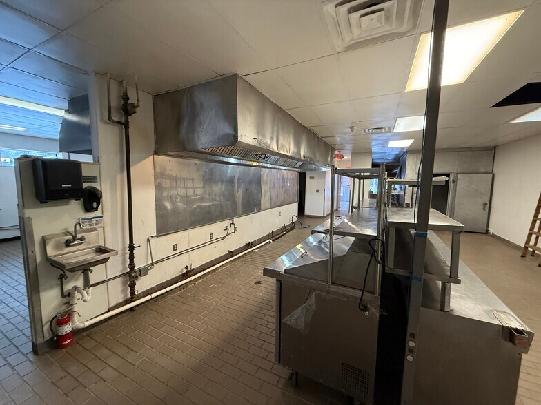 More Photos Of 10703 W Pleasant Valley Rd, Parma Freestanding For Lease