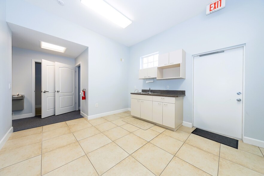More Photos Of 2001 Manatee Ave E, Bradenton Office For Lease