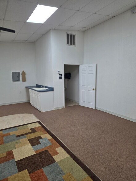 More Photos Of 20037 Kenilworth Blvd, Port Charlotte Industrial For Lease