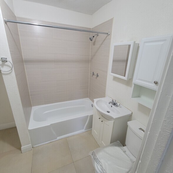 More Photos Of 808 NW 19th St, Fort Lauderdale Apartments For Sale