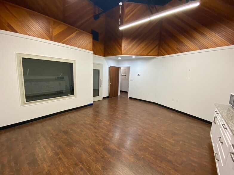 More Photos Of 2265-2279 Cole St, Birmingham Showroom For Lease