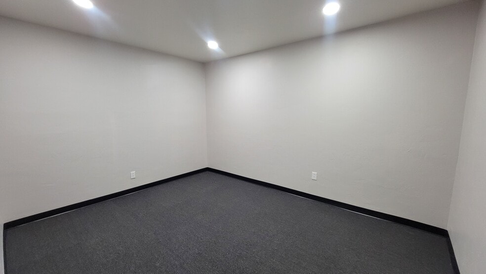 More Photos Of 1026 N Columbus Blvd, Tucson Light Manufacturing For Sale