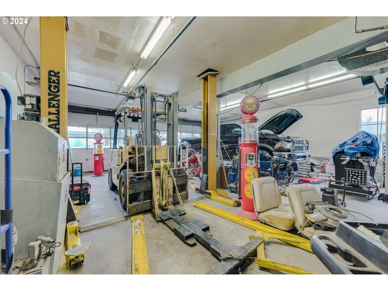 More Photos Of 22024 S Beavercreek Rd, Beavercreek Auto Repair For Sale