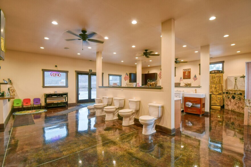More Photos Of 818 Airport Rd, Pendleton Showroom For Sale