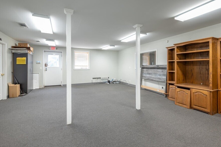 More Photos Of 208 Conway Dr, Columbus Showroom For Sale