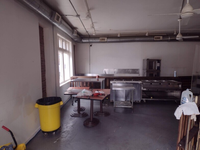 More Photos Of 1521 Ralph David Abernathy Blvd SW, Atlanta Storefront For Lease