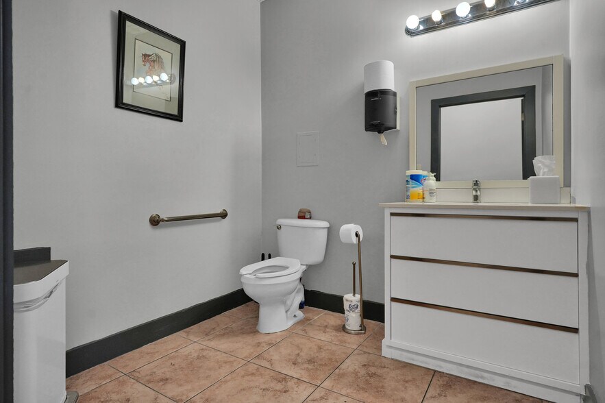 More Photos Of 8111-8119 NW 33rd St, Miami Warehouse For Sale