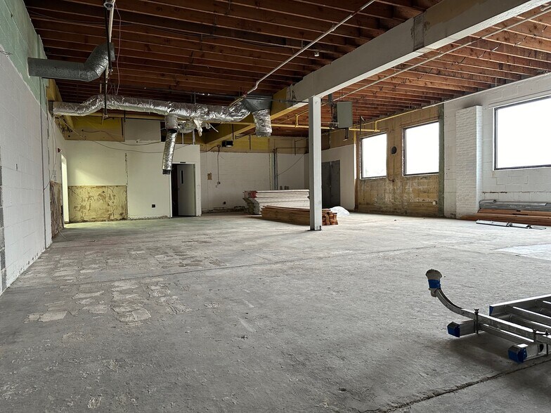 More Photos Of 19 Willard Rd, Norwalk Warehouse For Lease