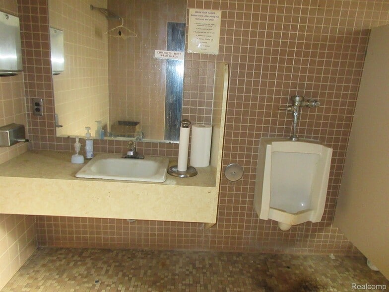 More Photos Of 19200 Kelly Rd, Detroit Restaurant For Sale