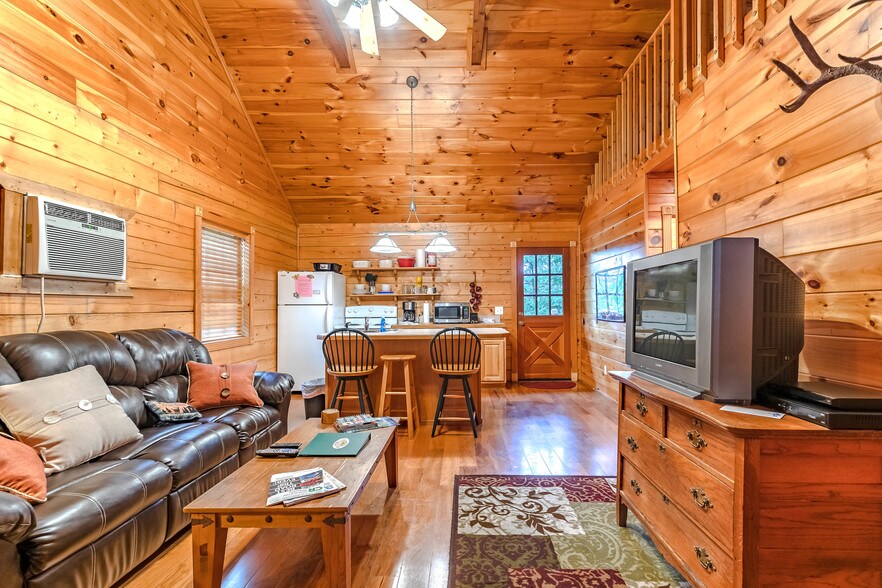 More Photos Of 15695 Highway 187, Eureka Springs Hotel For Sale