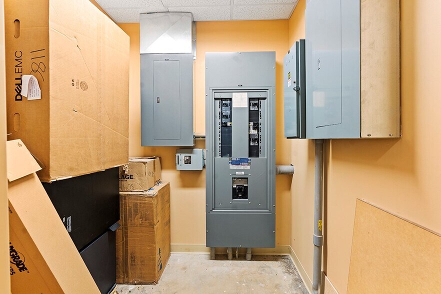 More Photos Of 202 Overland Dr, Greenwood Medical For Lease