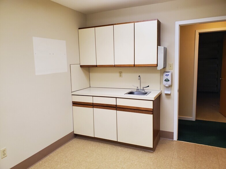 More Photos Of 920 Lawn Ave, Sellersville Medical For Sale