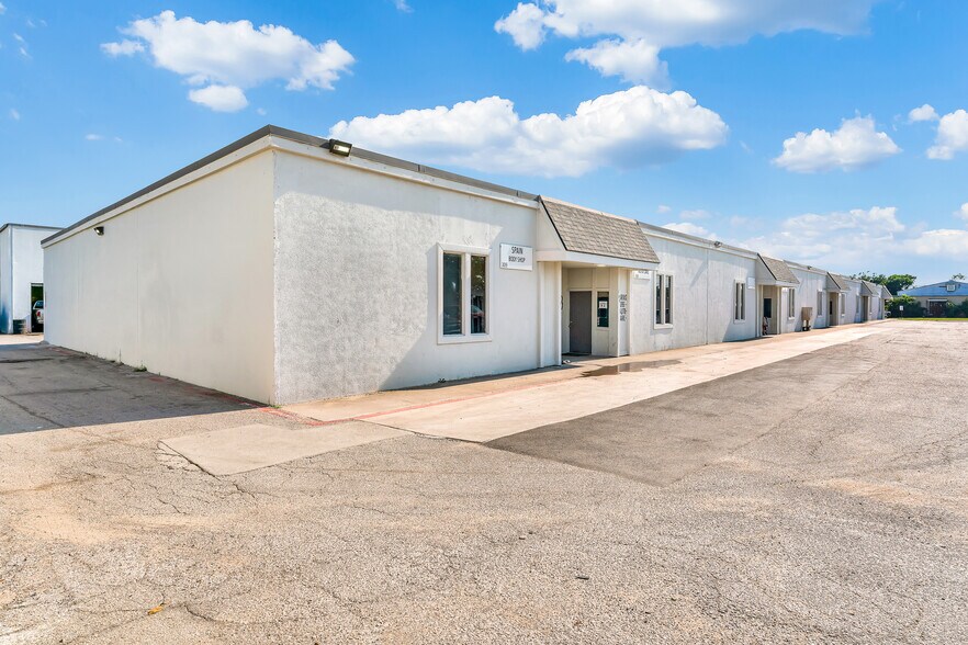 More Photos Of 10911 Dennis Rd, Dallas Unknown For Lease