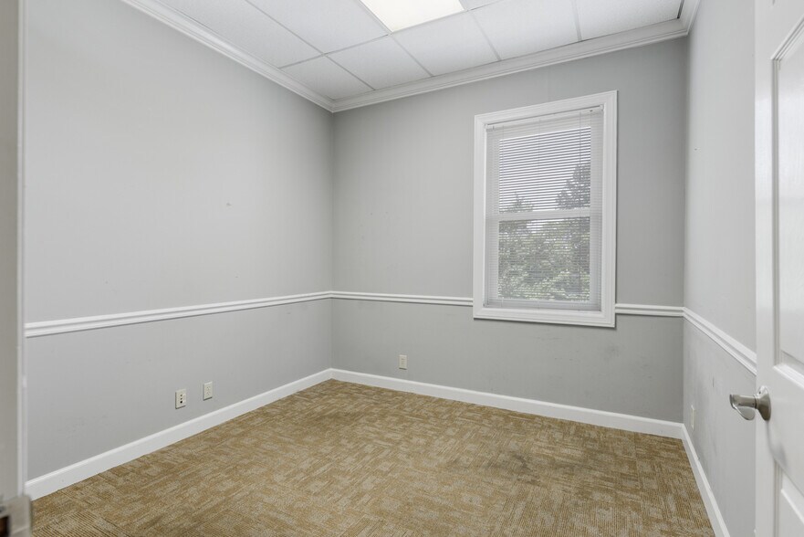 More Photos Of 133 Indian Lake Rd, Hendersonville Office For Lease