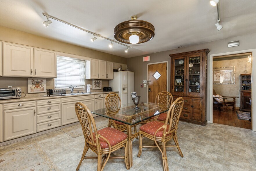 More Photos Of 324 1st St, Des Moines General Retail For Sale