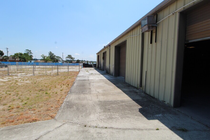 More Photos Of 850 2nd St, Winter Haven Warehouse For Lease
