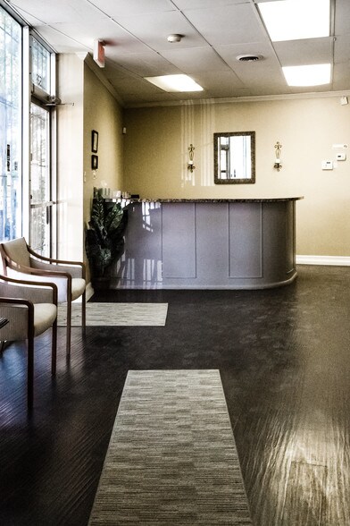 More Photos Of 1539 Round Table Dr, Dallas Light Manufacturing For Sale