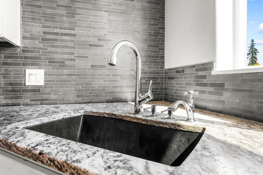 More Photos Of 8137 SW Seneca St, Tualatin Flex For Sale