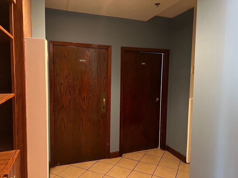 More Photos Of 418-420 E State St, Rockford Storefront For Lease