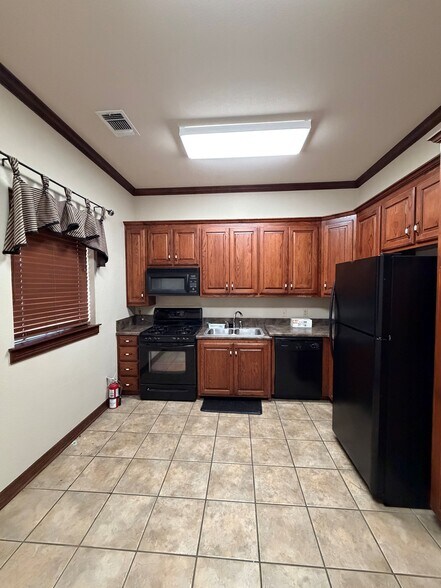 More Photos Of 4726 Boat Club Rd, Fort Worth Office For Sale