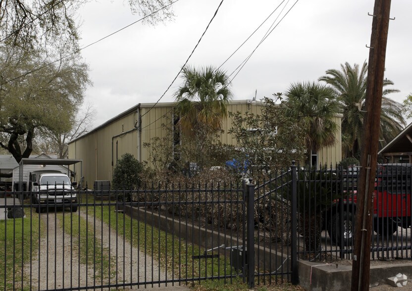 More Photos Of 213 1/2 Burress St, Houston Warehouse For Sale