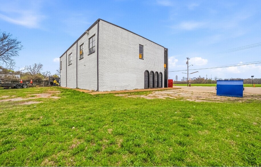 More Photos Of 2908 11th St, Dallas Office For Sale