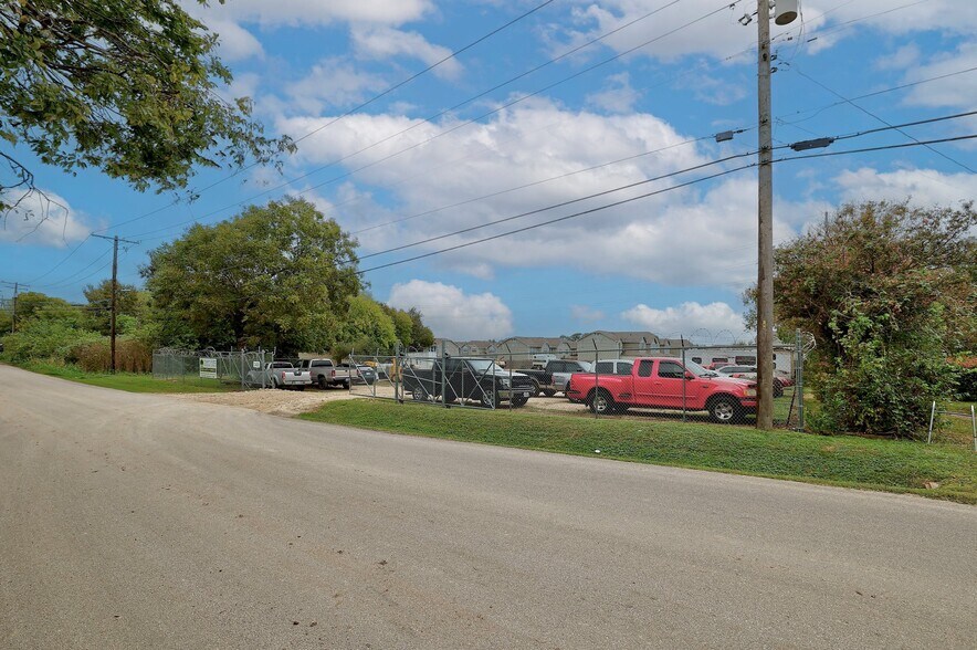 More Photos Of 2405 Gardenia Dr, Austin Land For Sale