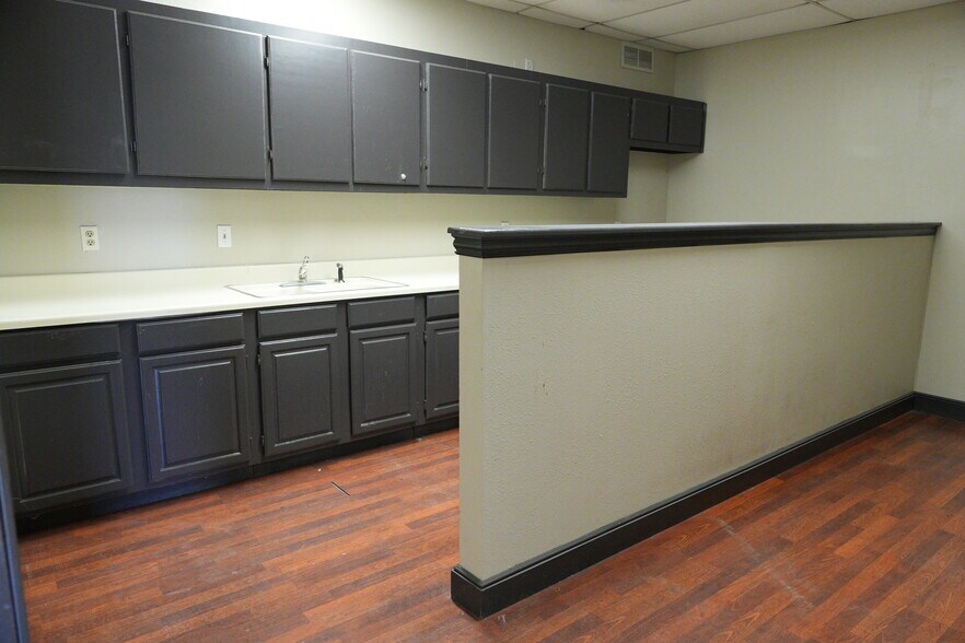 More Photos Of 501 Industrial Dr, Richardson Warehouse For Lease