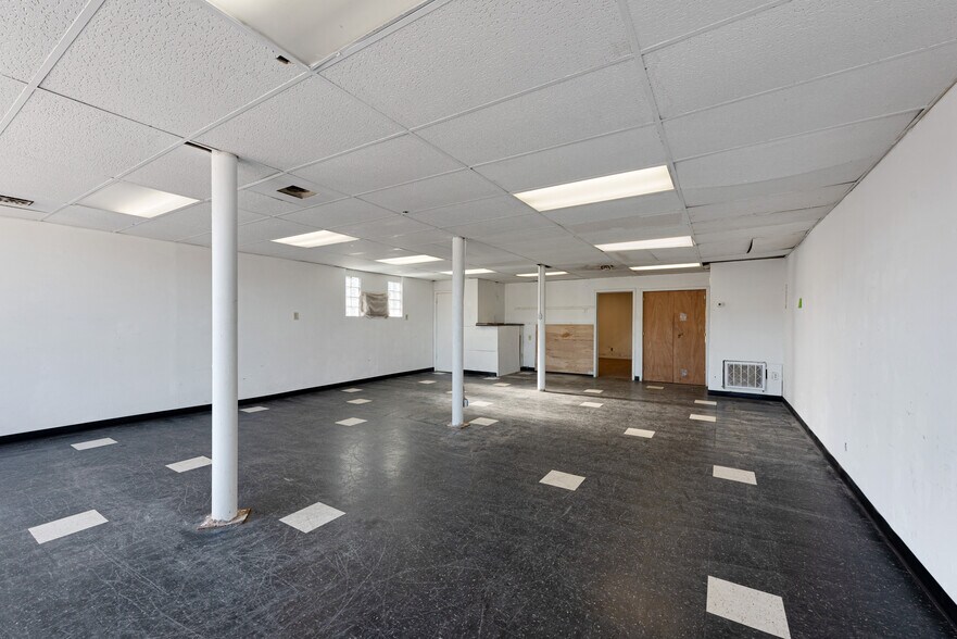 More Photos Of 5213 W Broadway Ave, Minneapolis Auto Dealership For Lease