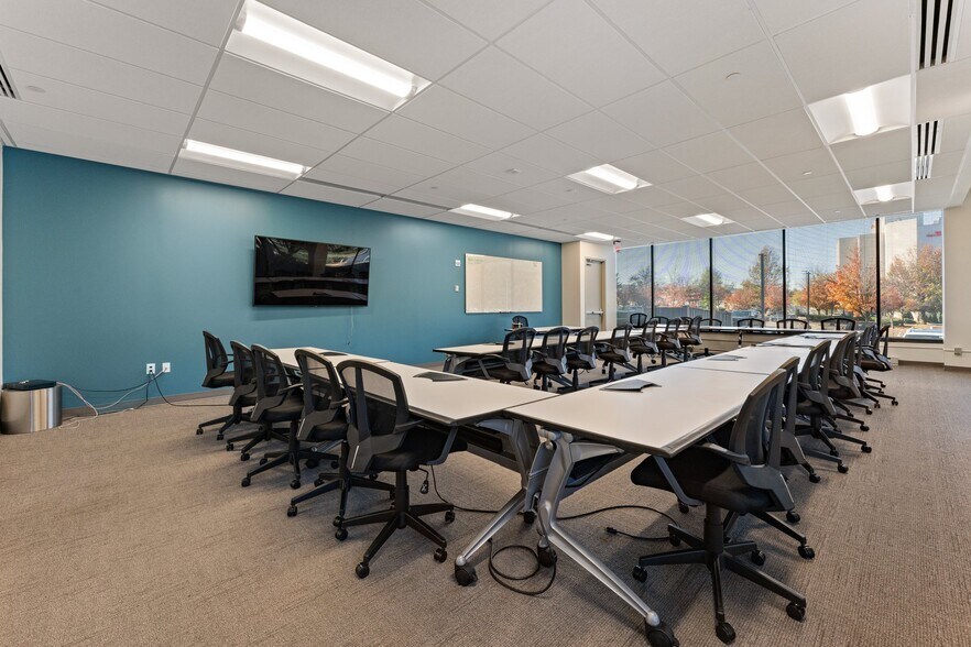 More Photos Of 8229 Boone Blvd, Vienna Unknown For Lease