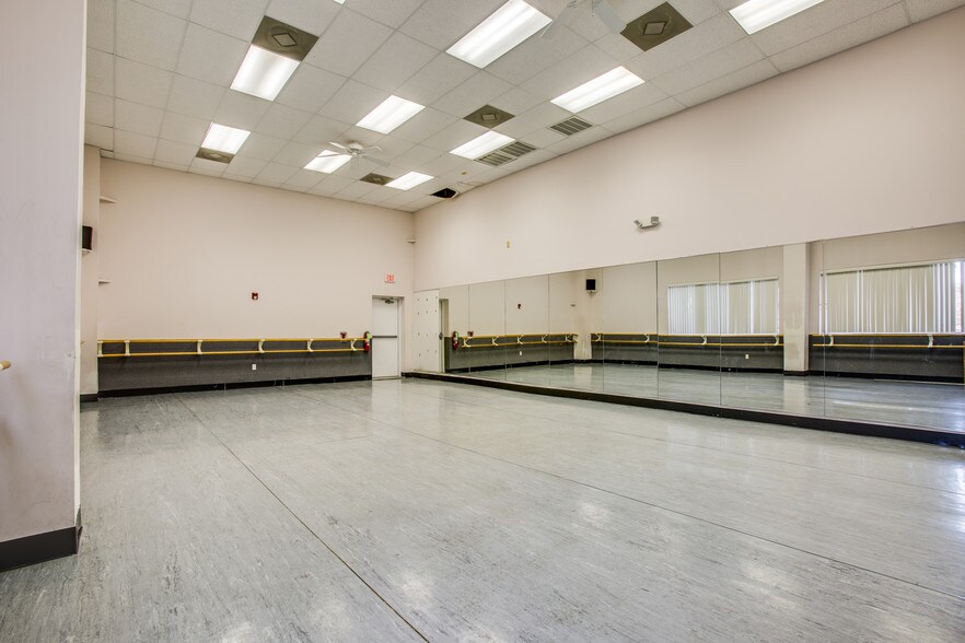 More Photos Of 1498 Central Park Blvd, Fredericksburg Freestanding For Sale