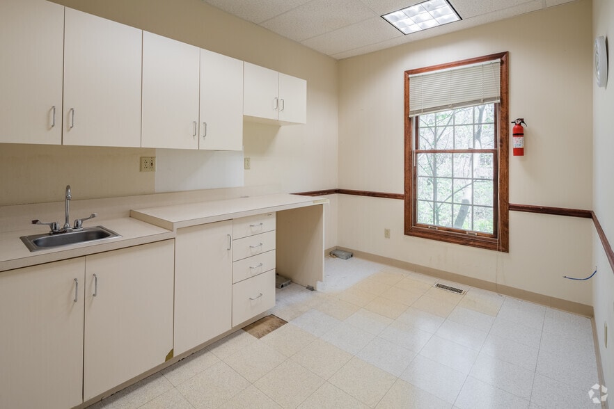 More Photos Of 3890 N Illinois St, Swansea Medical For Sale