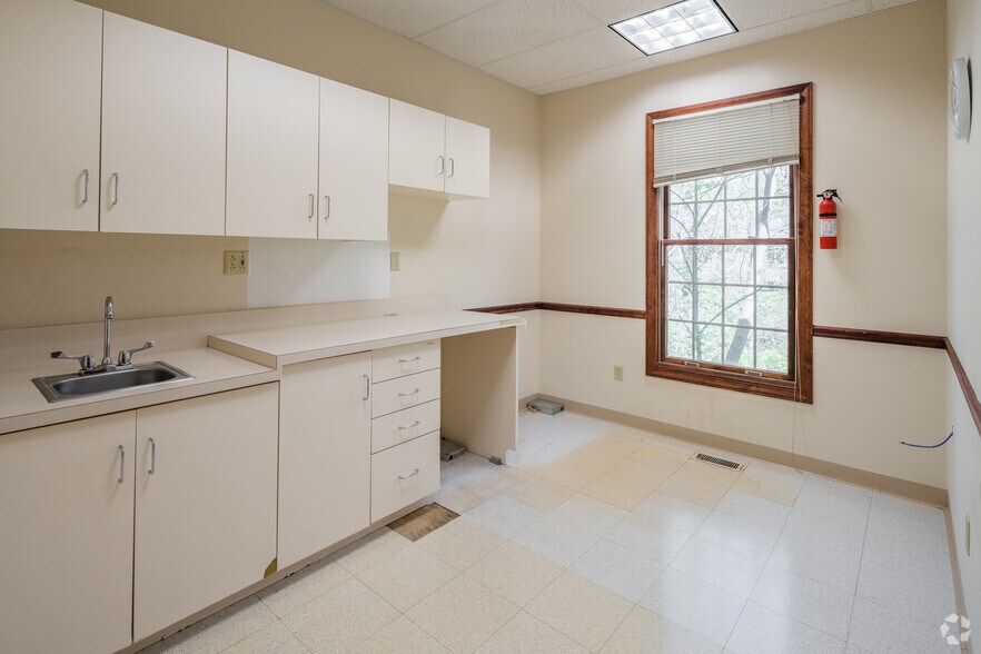 More Photos Of 3890 N Illinois St, Swansea Medical For Lease