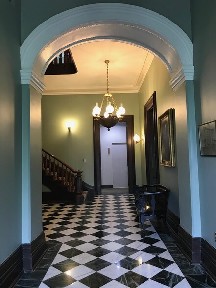 More Photos Of 2021 Auburn Ave, Cincinnati Office For Sale