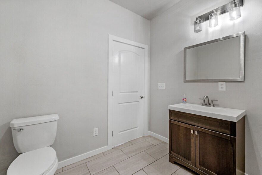 More Photos Of 2428 San Benito St, Fresno Showroom For Sale