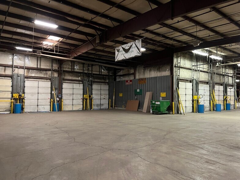 More Photos Of 12005 40,000 - 163,800 sf Available - Warren MI, Warren Distribution For Lease