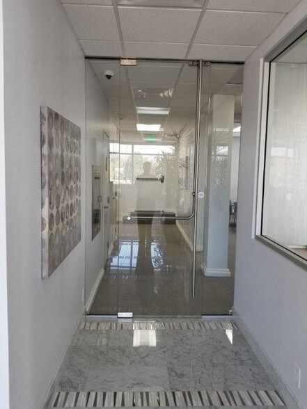 More Photos Of 9606 S Santa Monica Blvd, Beverly Hills Office For Lease