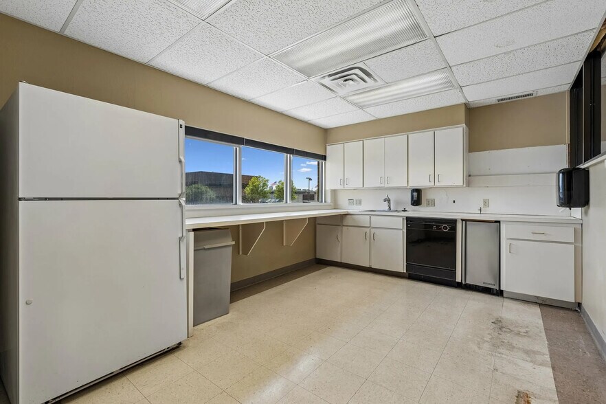 More Photos Of 700 E Memorial Rd, Oklahoma City Bank For Lease