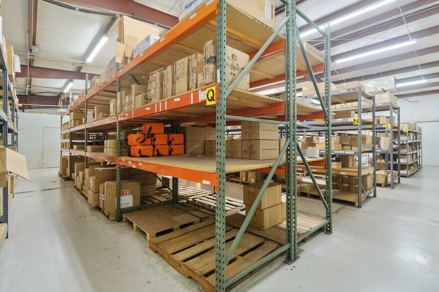 More Photos Of 1076 Florida Central Pky, Longwood Warehouse For Lease