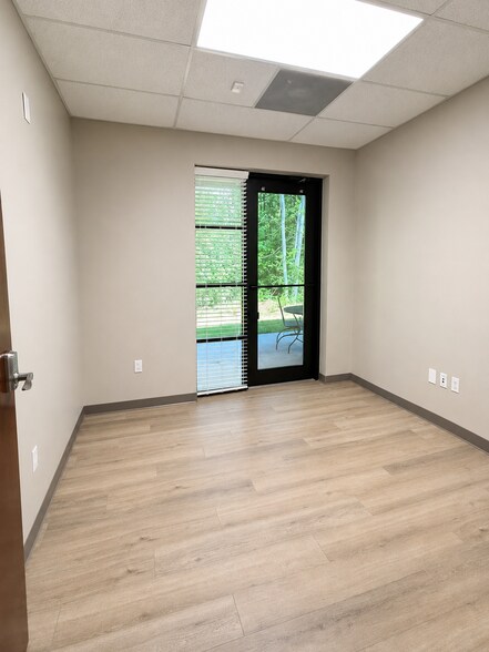 More Photos Of 9723 Northcross Center Ct, Huntersville Office For Lease