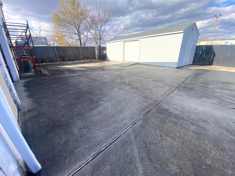 More Photos Of 77 Gazza Blvd, Farmingdale Showroom For Sale