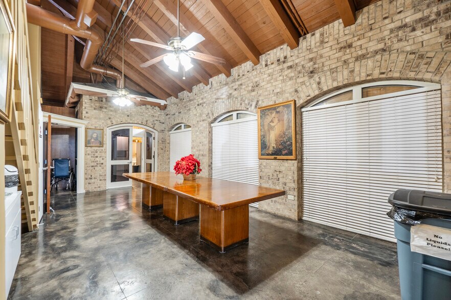 More Photos Of 660 S Zang Blvd, Dallas Office For Lease