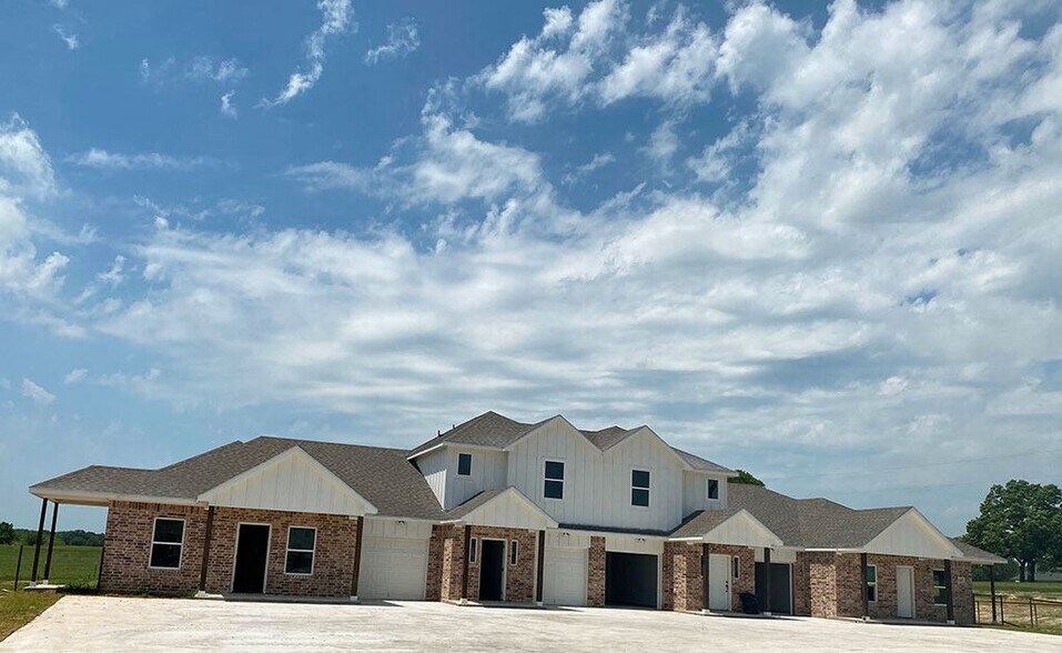 More Photos Of 113 North Park Ct, Springtown Apartments For Sale