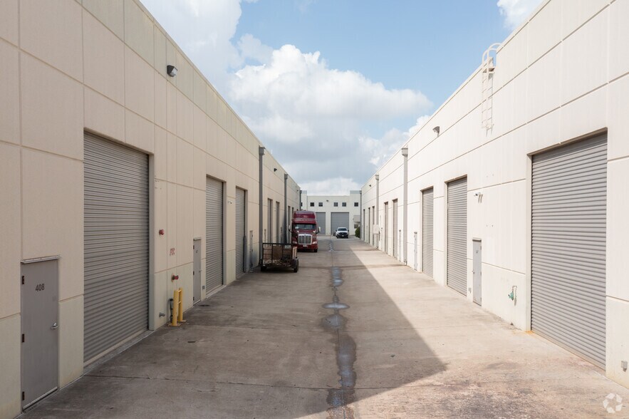 More Photos Of 5750 N Sam Houston Pky E, Houston Warehouse For Lease